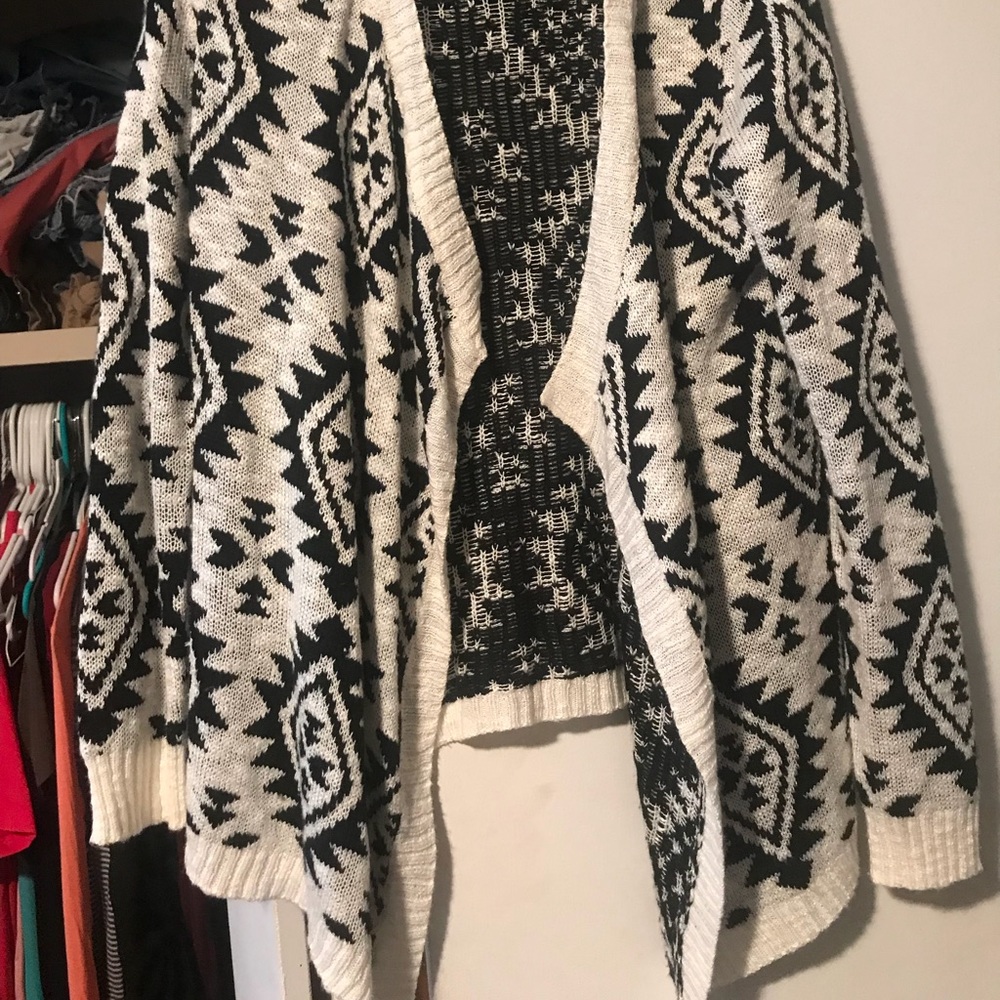 Cute Aztec Pattern Sweater size large in juniors